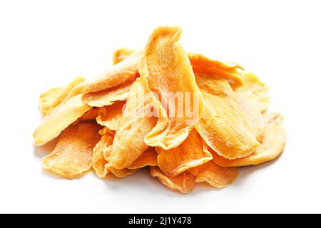 Getrocknete Fruchtscheiben aus reifen Bio-Mangos Stockfoto