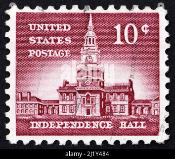 VEREINIGTE STAATEN von AMERIKA - UM 1954: Eine in den Vereinigten Staaten von Amerika gedruckte Briefmarke zeigt die Independence Hall in Philadelphia, wo beide Th Stockfoto