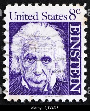 VEREINIGTE STAATEN von AMERIKA - UM 1965: Eine in den Vereinigten Staaten von Amerika gedruckte Marke zeigt Albert Einstein, den theoretischen Physiker, der die entwickelt hat Stockfoto