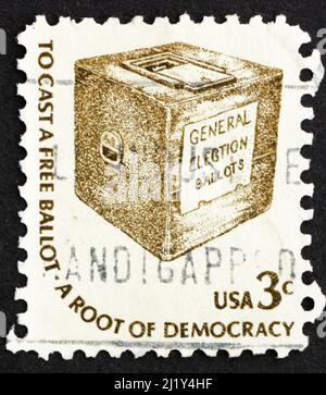 VEREINIGTE STAATEN VON AMERIKA - UM 1977: Eine in den USA gedruckte Briefmarke zeigt eine frühe Wahlurne, um 1977 Stockfoto