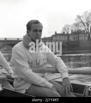 1961, historisches Bild zeigt den Ruderer der Universität Cambridge, den Amerikaner Mike Christian von 1. & 3. Trinity, der im Cambridge-Boot auf der themse bei Henley sitzt, beim Training für das berühmte jährliche Ruderrennen, das Oxford & Cambridge Boat Race. Die Initialen seines Namens, M. W. C, sind auf seinem Baumwoll-Trainingsanzug-Oberteil eingestickt. Stockfoto