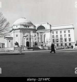 1950s, historisch, Centenary Square, Birmingham Hall of Memory und Baskerville House auf der rechten Seite, Broad Street, Birmingham, England, Großbritannien. Stockfoto