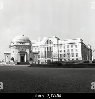 1950s, historisch, Centenary Square, Birmingham Hall of Memory und Baskerville House auf der rechten Seite, Broad Street, Birmingham, England, Großbritannien. Stockfoto