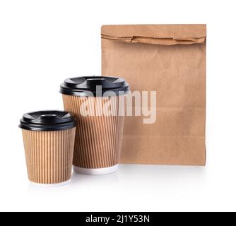 Kaffee zum Mitnehmen in einer Thermo-Tasse. Isoliert auf einem weißen Stockfoto