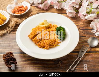 Pasta Spaghetti mit Hähnchenschenkeln in der Schale Seitenansicht auf Holztisch taiwanischen Stil Essen Stockfoto