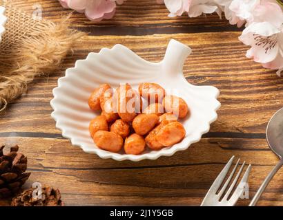 Gebratene kleine Bohne in Teller Seitenansicht auf Holztisch taiwanesischen Stil Essen Stockfoto