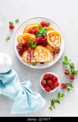 Frühstückspfannkuchen mit frischer Himbeere Stockfoto