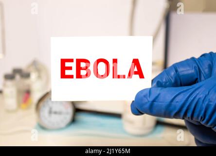 Ein Arzt zeigt ein Schild mit dem Wort ebola. Stockfoto