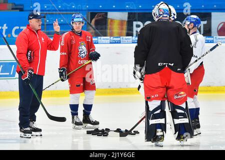 Pilsen, Tschechische Republik. 28. März 2022. Torwarttrainer Zdenek Orct, links, besucht das Training der tschechischen Eishockeymannschaft in Pilsner, Tschechische Republik, 28. März 2022. Kredit: Miroslav Chaloupka/CTK Foto/Alamy Live Nachrichten Stockfoto