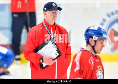 Pilsen, Tschechische Republik. 28. März 2022. Trainer Kari Jalonen nimmt am 28. März 2022 an der Ausbildung der tschechischen Eishockeymannschaft in Pilsner, Tschechien, Teil. Kredit: Miroslav Chaloupka/CTK Foto/Alamy Live Nachrichten Stockfoto
