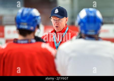 Pilsen, Tschechische Republik. 28. März 2022. Trainer Kari Jalonen nimmt am 28. März 2022 an der Ausbildung der tschechischen Eishockeymannschaft in Pilsner, Tschechien, Teil. Kredit: Miroslav Chaloupka/CTK Foto/Alamy Live Nachrichten Stockfoto