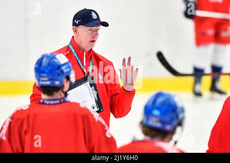 Pilsen, Tschechische Republik. 28. März 2022. Trainer Kari Jalonen nimmt am 28. März 2022 an der Ausbildung der tschechischen Eishockeymannschaft in Pilsner, Tschechien, Teil. Kredit: Miroslav Chaloupka/CTK Foto/Alamy Live Nachrichten Stockfoto
