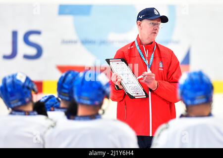 Pilsen, Tschechische Republik. 28. März 2022. Trainer Kari Jalonen nimmt am 28. März 2022 an der Ausbildung der tschechischen Eishockeymannschaft in Pilsner, Tschechien, Teil. Kredit: Miroslav Chaloupka/CTK Foto/Alamy Live Nachrichten Stockfoto