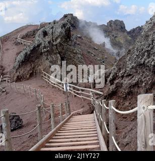 Eine schöne Aufnahme des Wanderweges rund um den Krater des aktiven Vulkans des Vesuv in Neapel, Kampanien, Italien Stockfoto