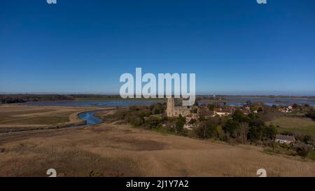Eine Luftaufnahme des Dorfes Blythburgh in Suffolk, Großbritannien Stockfoto