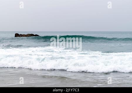 Meeresbrause, brechende Wellen an Felsküsten, anschwellen Energie an der Küste. Meeresenergie bei hohen Gezeiten. Meer- oder Playa-Themen mit Felsen und Wellen. Stockfoto