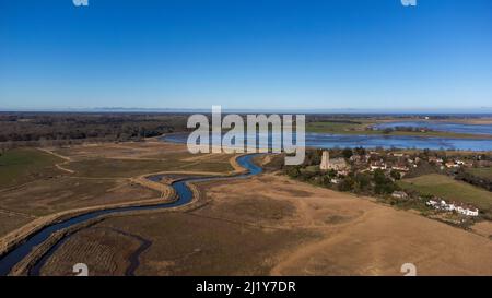 Eine Luftaufnahme des Dorfes Blythburgh in Suffolk, Großbritannien Stockfoto