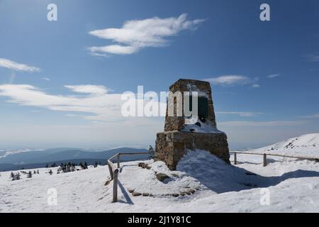 Spidleruv Mlyn, Tschechische Republik - 19. März 2022 - Vrbata-Hügel mit der Kaira von Bohumil Hanč und Václav Vrbata. Stockfoto