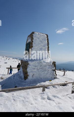 Spidleruv Mlyn, Tschechische Republik - 19. März 2022 - Vrbata-Hügel mit der Kaira von Bohumil Hanč und Václav Vrbata. Stockfoto