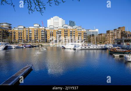 St Katharine Docks, London, Großbritannien: Saint Katharine Docks Marina in Wapping in der Nähe der City of London. Boote werden im Dock mit Wohnungen dahinter vertäut. Stockfoto