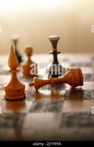 Im Schachspiel verlieren Geben Sie das King-Konzept auf Stockfoto