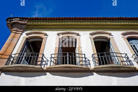 Koloniale Balkone an der Fassade in Ouro Preto, Brasilien Stockfoto