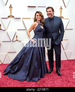 Penelope Cruz und Javier Bardem treffen am Sonntag, den 27. März 2022, auf dem roten Teppich der Oscars 94. im Dolby Theater im Ovation Hollywood in Los Angeles, CA, ein. © A.M.P.A.S / AFF-USA.COM Credit: AFF/Alamy Live News Stockfoto