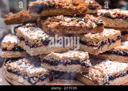 Nahaufnahme, geriebene Kuchen auf einem Schaufenster. Stockfoto
