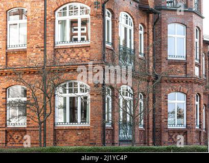 Schönes altes Backsteinhaus mit Kunststofffenstern. Stockfoto