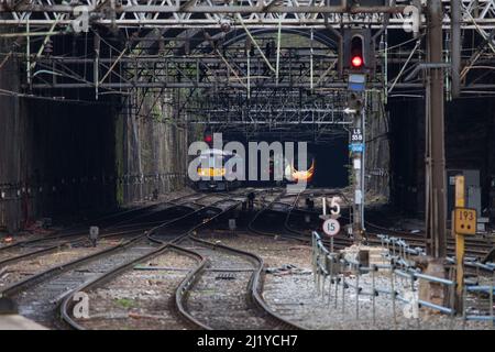 Der elektrische Pendlerzug der Northern Rail der Klasse 319 319383 nähert sich der Liverpool Lime Street und fährt mit einem Virgin pendolino durch Edge Hill Stockfoto