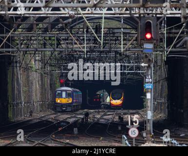 Der elektrische Pendlerzug der Northern Rail der Klasse 319 319383 nähert sich der Liverpool Lime Street und fährt mit einem Virgin pendolino durch Edge Hill Stockfoto