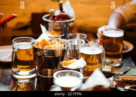 Tischset mit Bier und salzigen Snacks Stockfoto