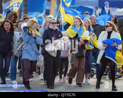 Limassol, Zypern - 19. März 2022: Ukrainische Frauen halten am März der Mutterversammlung rot gefärbte Puppen als Protest gegen die russische Invasion in Stockfoto