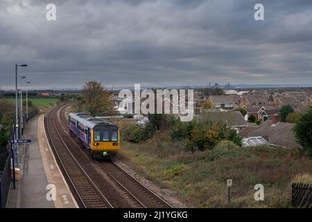 Nördlicher Zug der Klasse 142 Pacer Train 142067 mit Ankunft am Bahnhof Marske, Teesside Stockfoto