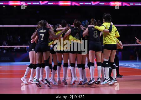 ANKARA, TÜRKEI - 18. DEZEMBER 2021: Die Vakifbank feiert den Sieg von Fenerbahce Opet Halbfinale des FIVB Volleyball Womens Club World Cha Stockfoto