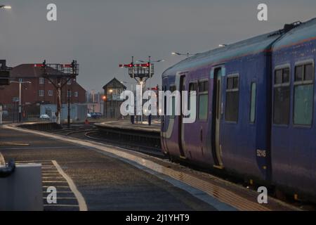 Northern Rail Klasse 150 Sprinterzug am Bahnhof Blackpool North mit den Signalen der mechanischen Semaphore-Halterung und der Signalbox Nummer 2 Stockfoto