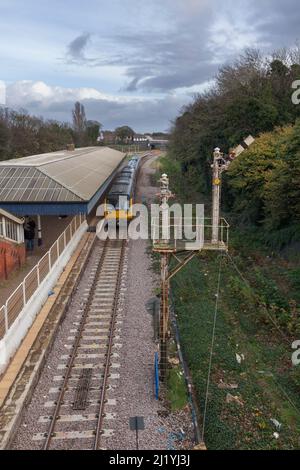 Poulton Le Fylde mit dem Signal der mechanischen Semaphore-Halterung in der aus-Position. Der Nordzug der Baureihe 142, Zug 142084, befindet sich im Bahnhof Stockfoto
