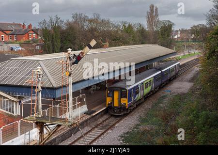 Poulton Le Fylde mit dem Signal der mechanischen Semaphore-Halterung in der aus-Position. Der Nordzug der Baureihe 150, Zug 150207, befindet sich im Bahnhof Stockfoto