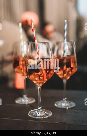 Nahaufnahme von drei Aperol Spritz im Sonnenlicht Stockfoto