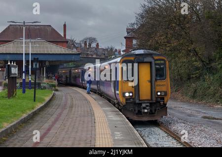 Die Northern Rail-Klasse 156 fährt 156421+156429 am Bahnhof Poulton Le Fylde, als die Strecke noch Diesel war, bevor die Elektrifizierung durchgeführt wurde Stockfoto