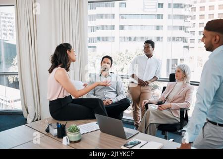 Der Austausch von Ideen ist wichtig. Aufnahme einer vielfältigen Gruppe von Geschäftsleuten, die im Büro ein Gespräch führen. Stockfoto