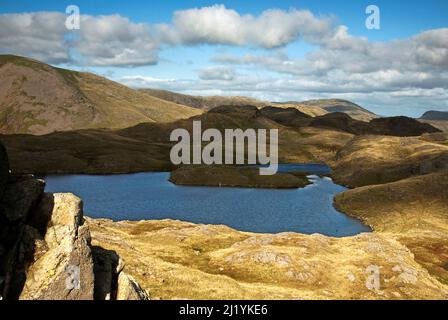 Der Tarn Lake im Lake District Nationalpark beim Aufstieg zum Scafell Pike von Seathwaite über die Corridor Route Stockfoto