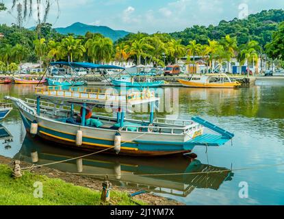 Eine bunte Aufnahme von kleinen Touristenbooten im Haupthafen von Paraty, Brasilien Stockfoto