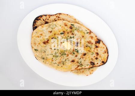 Indisches Tandoori-Naan-Brot auch Amritsari genannt Tanduri Nan Kulcha Brot im heißen Ofen gekocht Tandoor ist beliebtes Fladenbrot, das im Norden und Süden I genossen wird Stockfoto