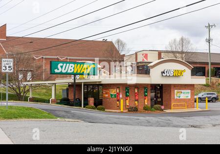 RUTHERFORD COLLEGE, NC, USA-24. MÄRZ 2022: Subway-Fast-Food-Restaurant in einem eigenständigen Gebäude. Mehrere Schilder, bunt. Stockfoto