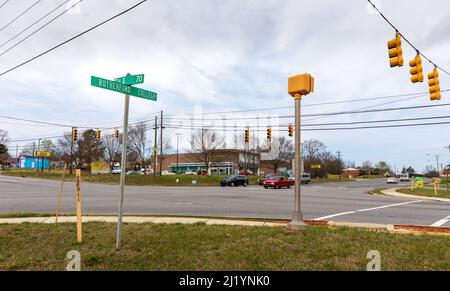 RUTHERFORD COLLEGE, NC, USA-24. MÄRZ 2022: Kreuzung von Rutherford College Road und US 70, in Burke County. Zeigt Straßenschild, Geschäfte und Straßenlärm Stockfoto