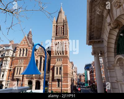 London, Greater London, England, 08 2022. März: Ukrainische katholische Kathedrale von den Brown Hart Gardens aus gesehen. Stockfoto