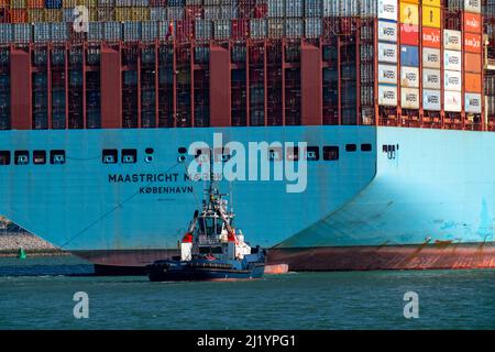 Containerschiff der Reederei Maersk Line, Maastricht Maersk , Verlassen des Hafens, abgeschleppt von zwei Schleppern, Euromax Container Terminal, Container Frachter, Stockfoto