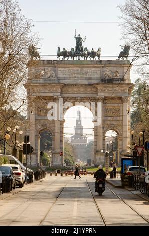 Arco della Pace und Castello Sforzesco, zwischen den Bögen gesehen. Architekt Luigi Cagnola. Triumphbogen im neoklassischen Stil. Historisches Zentrum Stockfoto