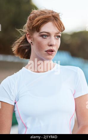 Ich bin entschlossen, die Meisterschaft zu machen. Aufnahme einer attraktiven jungen Frau, die nach dem Hockeyspielen alleine draußen stand. Stockfoto